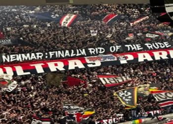 Torcedores do PSG celebram saída de Neymar com faixa em estádio: 'Finalmente nos livramos do malcriado'