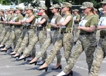 Uma foto de 2021 gerou críticas ao mostrar mulheres soldados ucranianas treinando para um desfile militar calçando sapatos de salto alto (UKRAINE DEFENCE MINISTRY)