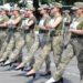 Uma foto de 2021 gerou críticas ao mostrar mulheres soldados ucranianas treinando para um desfile militar calçando sapatos de salto alto (UKRAINE DEFENCE MINISTRY)