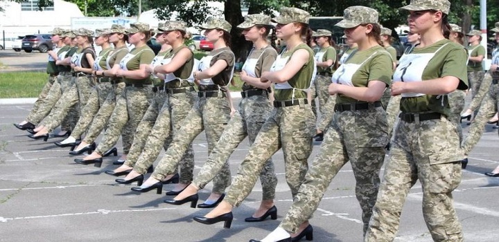 Uma foto de 2021 gerou críticas ao mostrar mulheres soldados ucranianas treinando para um desfile militar calçando sapatos de salto alto (UKRAINE DEFENCE MINISTRY)