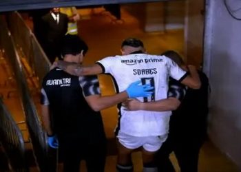 Tiquinho, do Botafogo, sai amparado para o vestiário do Mineirão (Foto: Reprodução)