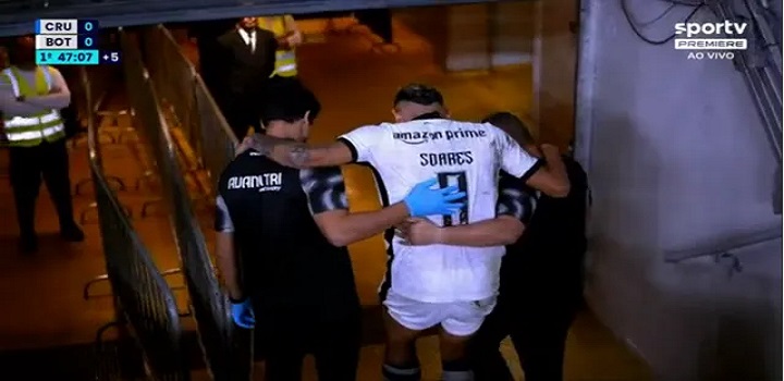 Tiquinho, do Botafogo, sai amparado para o vestiário do Mineirão (Foto: Reprodução)