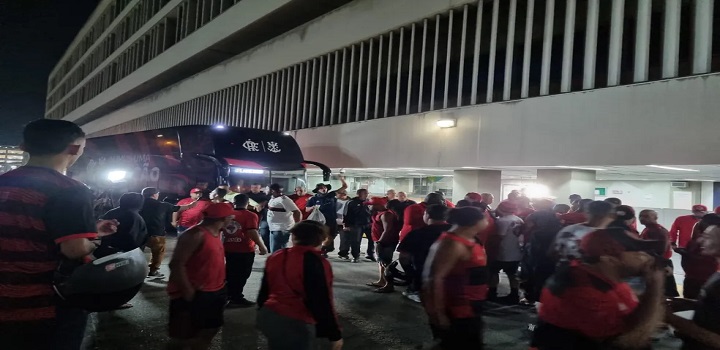 protesto da torcida do flamengo após eliminação