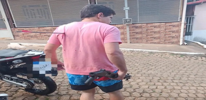 Homem fica com flecha cravada nas costas após briga de vizinhos