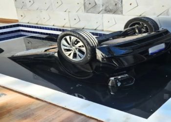 Carro caiu 'capotado' dentro de piscina em Guarujá (SP)
