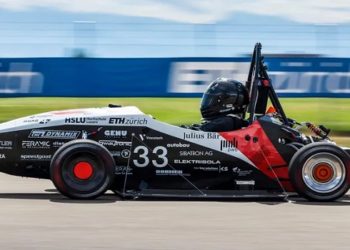 Carro chega a 100km/h em menos de um segundo e quebra recorde mundial; vídeo