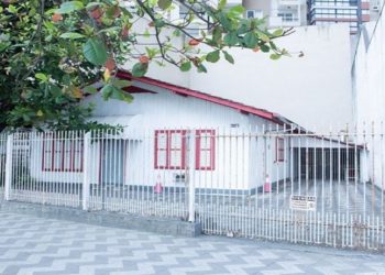 Balneário Camboriú: avaliada em milhões, última casinha de madeira de praia será demolida
