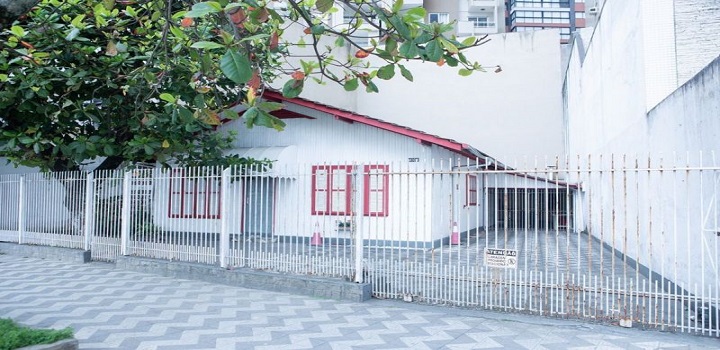 Balneário Camboriú: avaliada em milhões, última casinha de madeira de praia será demolida