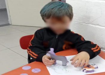 Professora puxa cabelo de aluno de 4 anos com TDAH e confirma ação à mãe da criança em áudio