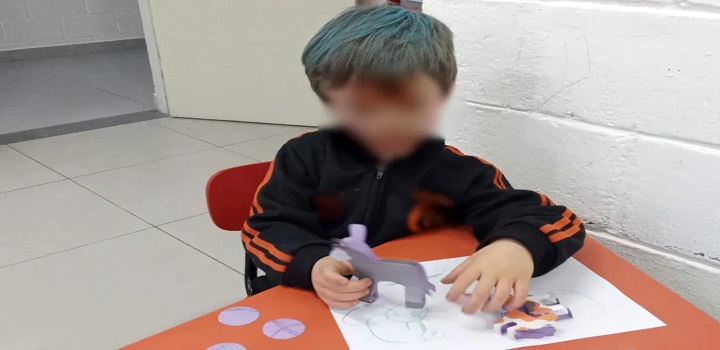 Professora puxa cabelo de aluno de 4 anos com TDAH e confirma ação à mãe da criança em áudio