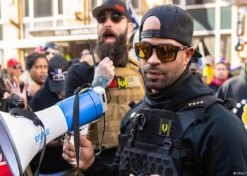 Líder dos Proud Boys condenado por ataque ao Capitólio