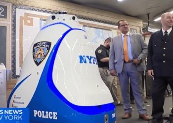 robô policial no metrô de nova york