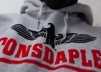 roupas com simbolos nazistas