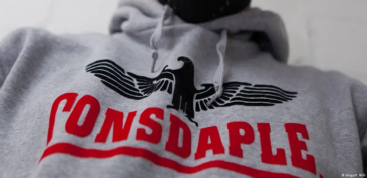 roupas com simbolos nazistas
