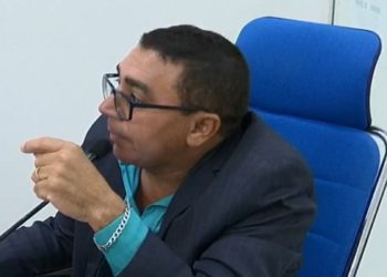 Vereador de Pernambuco compara água “barrenta e fedorenta” a parlamentar negro e ao Pelé