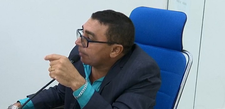 Vereador de Pernambuco compara água “barrenta e fedorenta” a parlamentar negro e ao Pelé