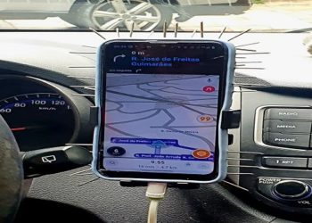 Passageira flagra motorista de app em SP com capa de celular cheia de pregos para tentar evitar assaltos