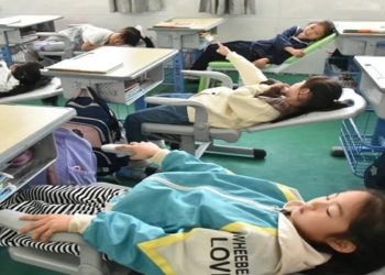 Soneca da tarde: Na China, estudantes usam mesas e cadeiras dobráveis ​​para dormir na escola; entenda