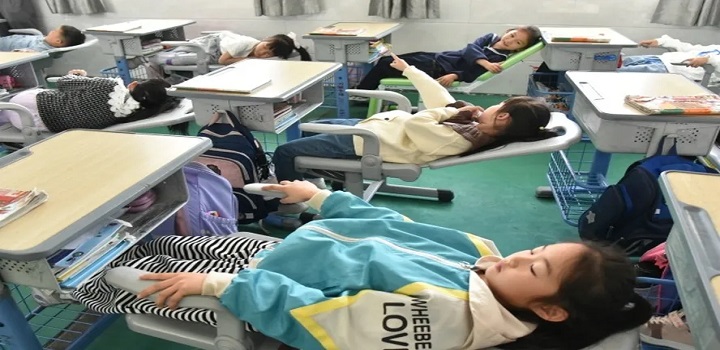 Soneca da tarde: Na China, estudantes usam mesas e cadeiras dobráveis ​​para dormir na escola; entenda