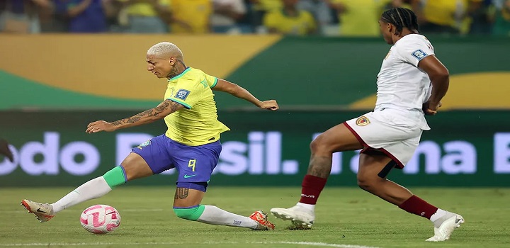 Richarlison em ação em Brasil x Venezuela — Foto: Vitor Silva / CBF