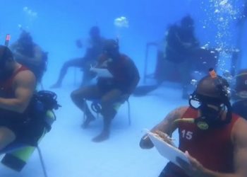 bombeiros fazem prova debaixo dagua