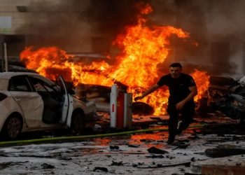 Hamas bombardeia Israel, que entra em 'estado de guerra'