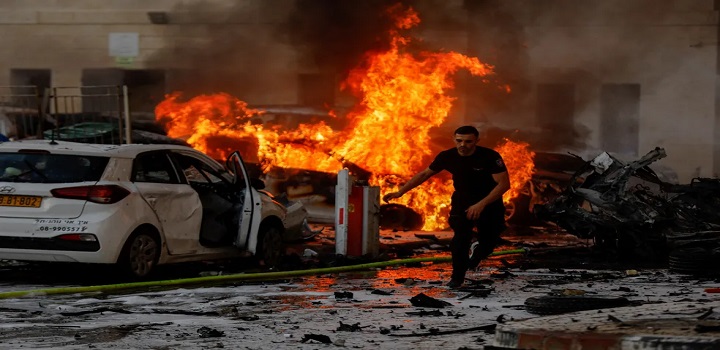 Hamas bombardeia Israel, que entra em 'estado de guerra'
