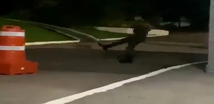 militar chuta animal no RJ