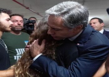 Israel mostra fotos de bebês mortos pelo Hamas a secretário de Estados dos EUA: 'Perversidade'
