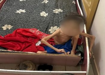 Pais são presos em bar após filho de 7 anos ser encontrado sozinho em casa e com quadro grave de desnutrição, diz PM