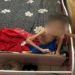 Pais são presos em bar após filho de 7 anos ser encontrado sozinho em casa e com quadro grave de desnutrição, diz PM