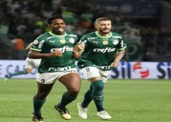 Endrick (à esquerda), do Palmeiras, comemora gol marcado contra o América-MG
Foto: Gustavo Motta/Pera Photo Press
