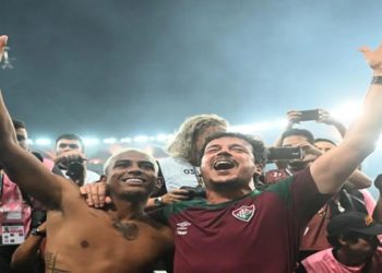 O atacante do Fluminense John Kennedy e o técnico do Fluminense, Fernando Diniz, comemoram após o título da Libertadores — Foto: CARL DE SOUZA / AFP