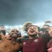 O atacante do Fluminense John Kennedy e o técnico do Fluminense, Fernando Diniz, comemoram após o título da Libertadores — Foto: CARL DE SOUZA / AFP