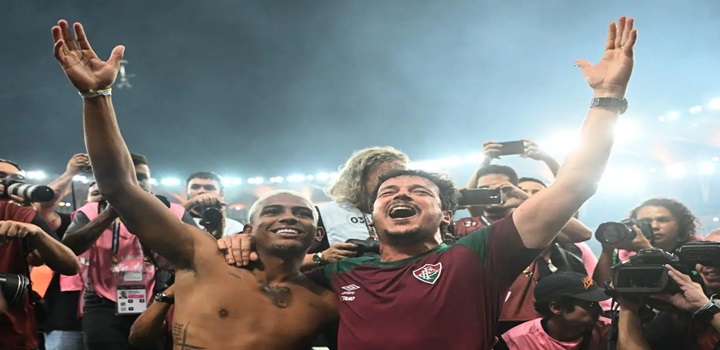 O atacante do Fluminense John Kennedy e o técnico do Fluminense, Fernando Diniz, comemoram após o título da Libertadores — Foto: CARL DE SOUZA / AFP