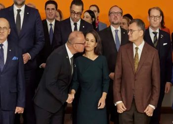 Ministro croata criticado por beijo em colega alemã