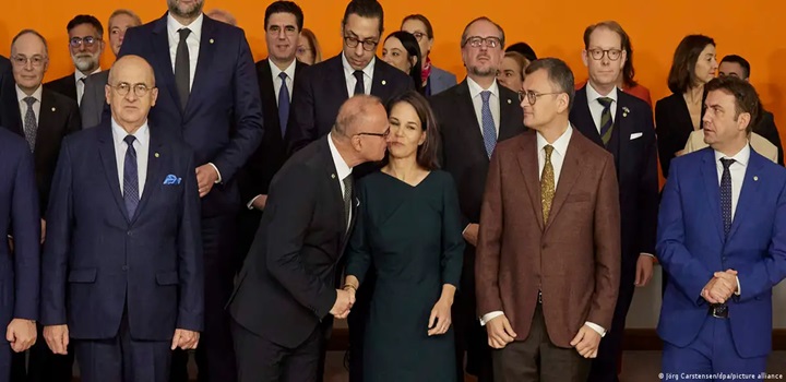 Ministro croata criticado por beijo em colega alemã