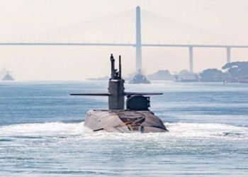 Imagem divulgada pelo Comando Central dos EUA parece mostrar um submarino com mísseis guiados no Canal de Suez passando sob a ponte Al Salam, a nordeste do Cairo Comando Central dos EUA