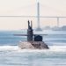 Imagem divulgada pelo Comando Central dos EUA parece mostrar um submarino com mísseis guiados no Canal de Suez passando sob a ponte Al Salam, a nordeste do Cairo Comando Central dos EUA