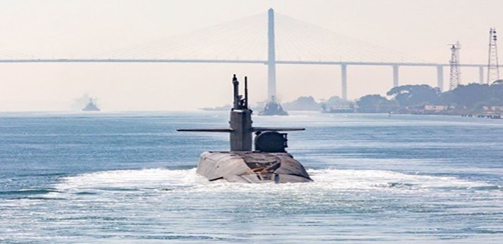 Imagem divulgada pelo Comando Central dos EUA parece mostrar um submarino com mísseis guiados no Canal de Suez passando sob a ponte Al Salam, a nordeste do Cairo Comando Central dos EUA