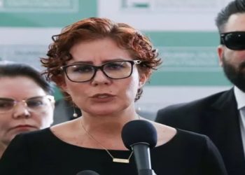 A deputada Carla Zambelli foi presa em Roma após ser localizada pela polícia italiana. Ela é alvo de extradição por crimes cometidos no Brasil, como invasão de sistemas do CNJ e porte ilegal de arma.