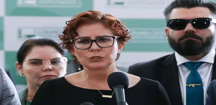 A deputada Carla Zambelli foi presa em Roma após ser localizada pela polícia italiana. Ela é alvo de extradição por crimes cometidos no Brasil, como invasão de sistemas do CNJ e porte ilegal de arma.