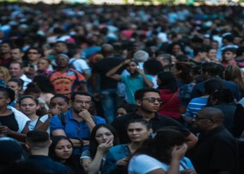 População do Brasil chega a 213,4 milhões de habitantes em 2025, segundo o IBGE. São Paulo lidera em números absolutos e Roraima registra maior crescimento proporcional.