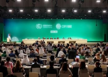 COP 28 termina com avanço sobre transição energética, mas exclui eliminação dos combustíveis fósseis
