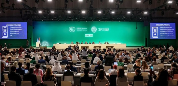 COP 28 termina com avanço sobre transição energética, mas exclui eliminação dos combustíveis fósseis