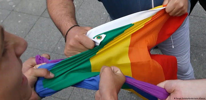 policia invade locais gays em moscou
