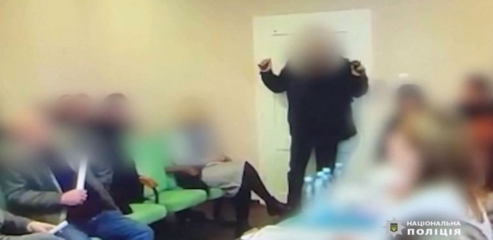Deputado ucraniano solta granada em sessão e explosão fere dezenas de pessoas; vídeo flagra momento