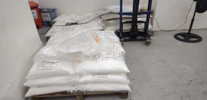 Produto químico usado para produzir o crack — Foto: Divulgação/PF