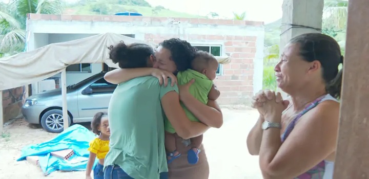 Professora presa por engano dividiu cela com 21 mulheres e perdeu a própria formatura: 'Pensei que ia ficar lá abandonada'