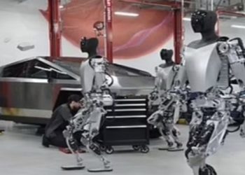 robô ataca engenheiro na tesla